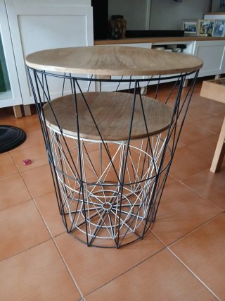 Mesas auxiliares de metal y madera