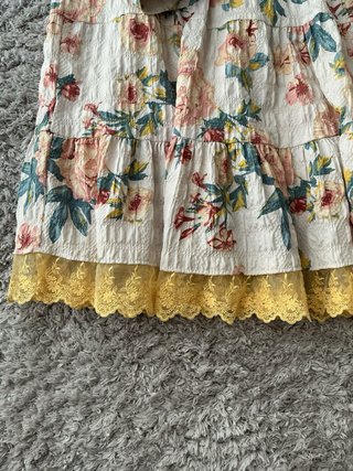 Vestido largo floral con encaje amarillo