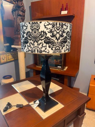 Lámpara de mesa con pantalla estampada