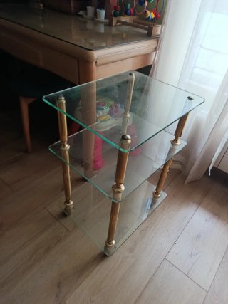 Mesa auxiliar cristal y metal dorado