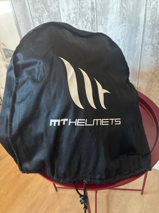 Casco de moto MT  Son dos cascos iguales con funda
