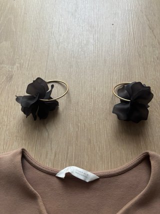 Camiseta Zara y pendientes negros
