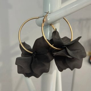 Camiseta Zara y pendientes negros