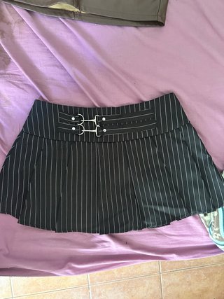 Falda corta de rayas con hebillas