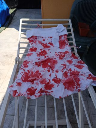 Vestido floral blanco y rojo