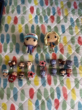 Lote Figuras Stranger Things (2 Funko Pop + 15 joy