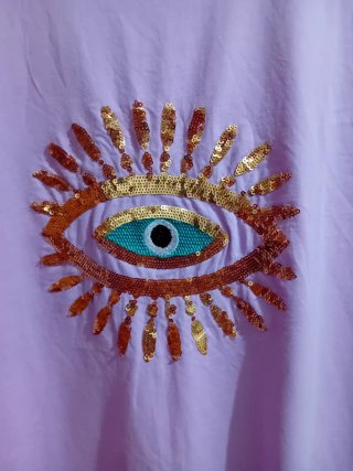 Camiseta morada con ojo de lentejuelas