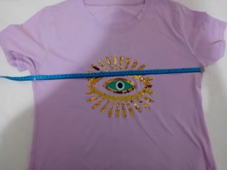 Camiseta morada con ojo de lentejuelas