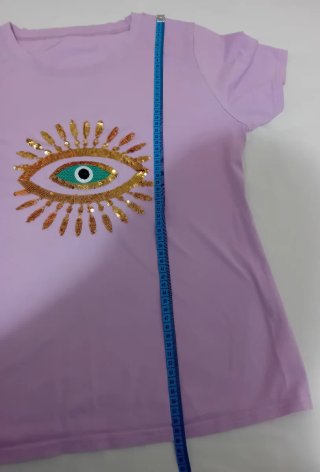 Camiseta morada con ojo de lentejuelas