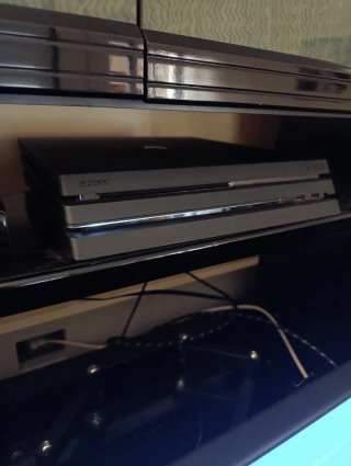 PS4 Pro 1TB + 2 mandos + base ventilada + 4 juegos