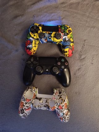 PS4 Pro 1TB + 2 mandos + base ventilada + 4 juegos