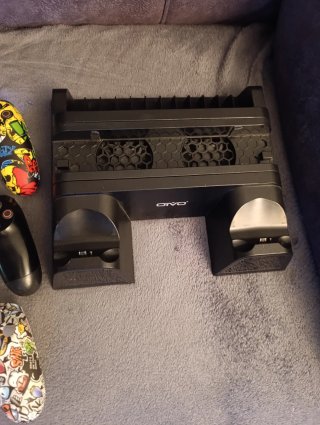 PS4 Pro 1TB + 2 mandos + base ventilada + 4 juegos
