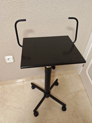 Mesa auxiliar con ruedas ajustable