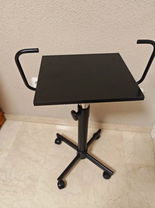 Mesa auxiliar con ruedas ajustable