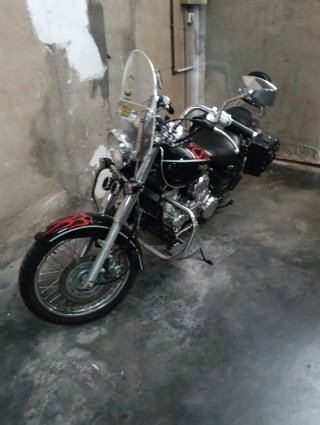 Moto Naked Negra y Plateada