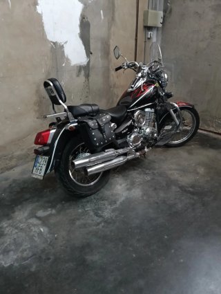 Moto Naked Negra y Plateada