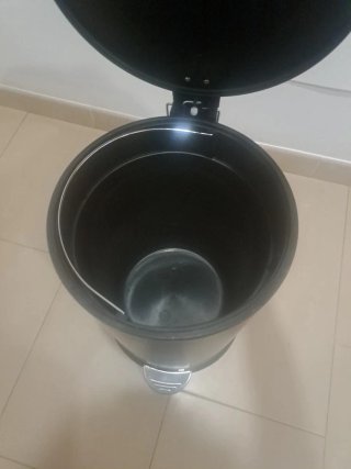 Cubo de Basura Negro con pedal