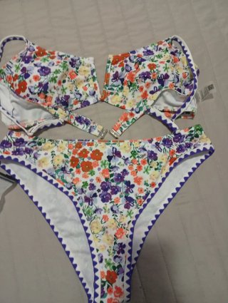Bikini floral talla M...equivale a una L/40