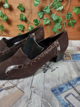 Scarpe con tacchetto camoscio marroni pitonate