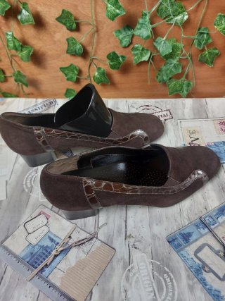 Scarpe con tacchetto camoscio marroni pitonate