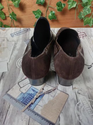 Scarpe con tacchetto camoscio marroni pitonate