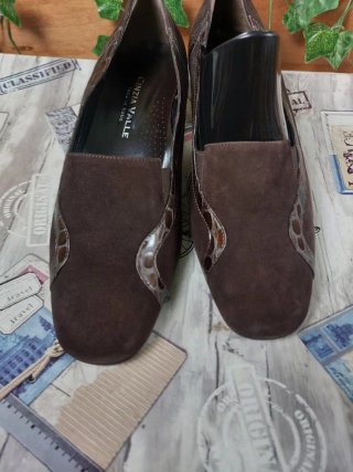 Scarpe con tacchetto camoscio marroni pitonate