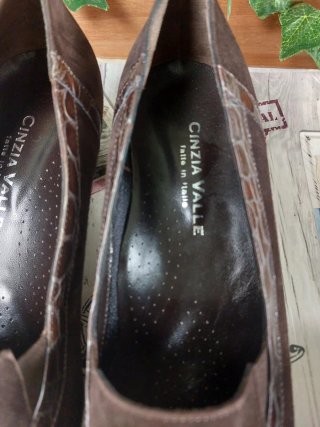 Scarpe con tacchetto camoscio marroni pitonate