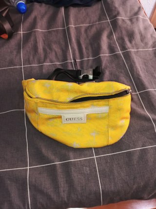 Riñonera Guess Amarilla Estampada