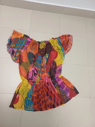 Blusa de mujer con estampado vibrante