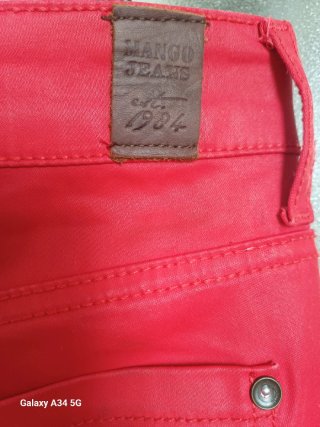Pantalón rojo Mango efecto piel