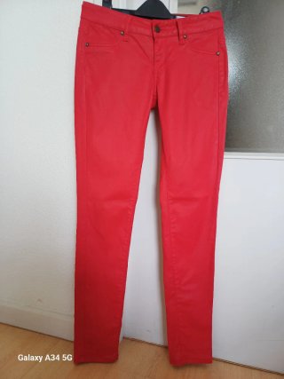 Pantalón rojo Mango efecto piel