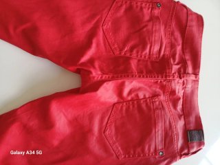 Pantalón rojo Mango efecto piel