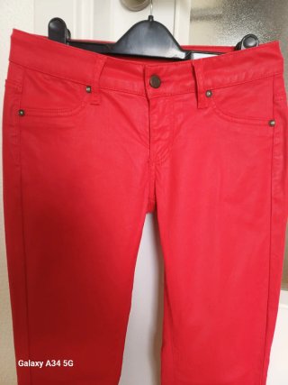 Pantalón rojo Mango efecto piel