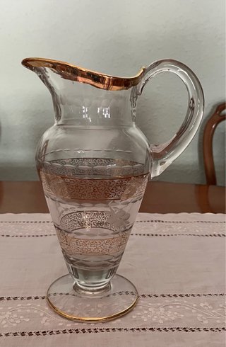 Jarra y vasos antiguos dorados.