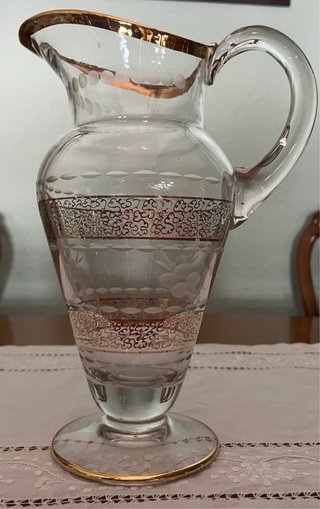 Jarra y vasos antiguos dorados.