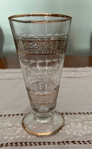 Jarra y vasos antiguos dorados.