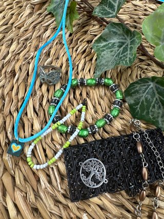 Conjunto de Joyas: Collar, Pulseras y Anillo