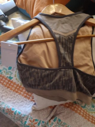 Top deportivo beige y gris talla M.