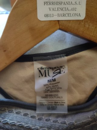Top deportivo beige y gris talla M.