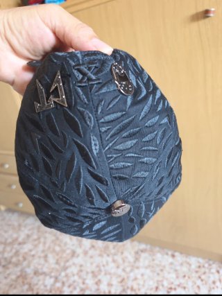Gorra negra con estrellas plateadas