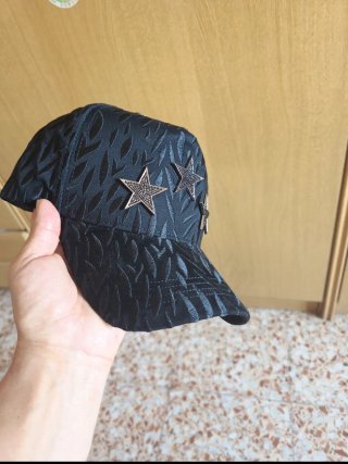 Gorra negra con estrellas plateadas