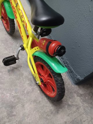 Bicicleta infantil amarilla y roja