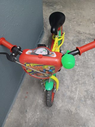 Bicicleta infantil amarilla y roja