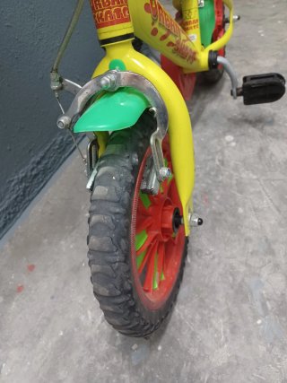 Bicicleta infantil amarilla y roja