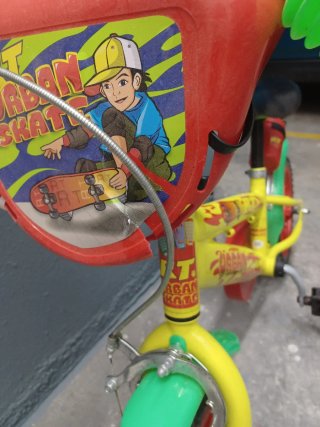 Bicicleta infantil amarilla y roja