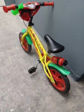Bicicleta infantil amarilla y roja