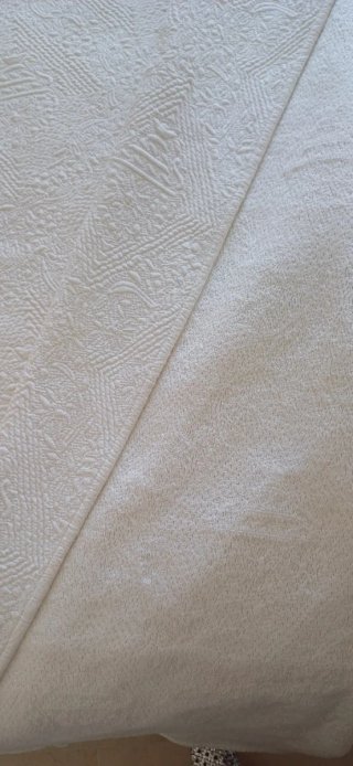 Colcha y 2 fundas de almohada blancas