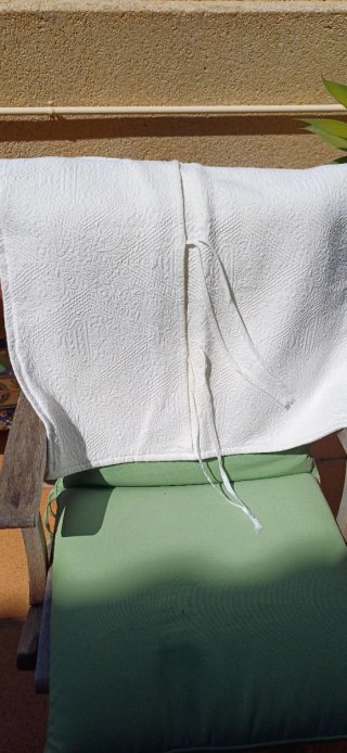Colcha y 2 fundas de almohada blancas