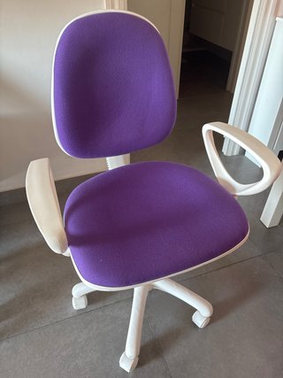 Silla de oficina morada y blanca