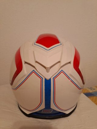 Casco de moto blanco con diseño